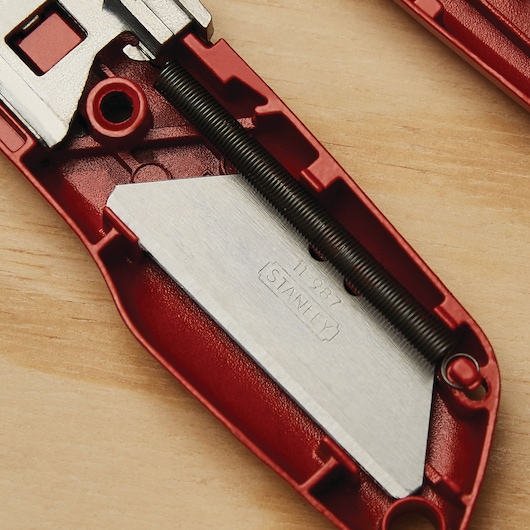 Photo of STANLEY 10-189C utility knife interior showing exposed blade and red housing.