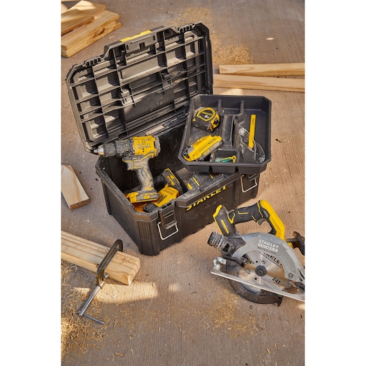 ENVIROMENT GROUP STANLEY  constructionHIGH ANGLE  CONSTRUCTION FAMILY TOOLS INSIDE A TOOL BOX WITH BATTERY SB202